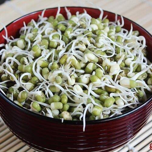 શરીરમાં પ્રોટીનની ઉણપને કારણે તમારે પીડાનો સામનો પણ કરવો પડી શકે છે. આ માટે તમારે તમારા આહારમાં પ્રોટીનયુક્ત વસ્તુઓનો સમાવેશ કરવો જોઈએ. આ માટે ઈંડા, દૂધ, દાળ વગેરેનો રોજિંદા આહારમાં સમાવેશ કરો. આનાથી માંસપેશીઓનો વિકાસ થાય છે અને તમે કમરના દુખાવાની સમસ્યામાંથી રાહત મેળવી શકો છો.