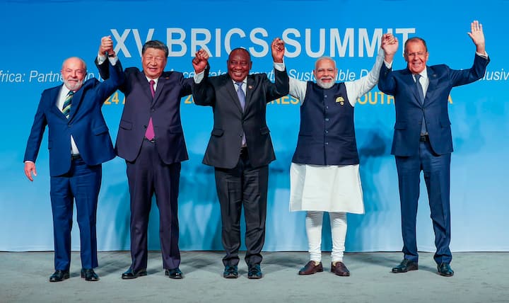 একাধিক ও বহুস্তরীয় আলোচনা এবং কথোপকথনের পর ধীরে ধীরে প্রকৃত নিয়ন্ত্রণরেখা বরাবর সেনা মোতায়েনের বিষয়টি কিছুটা থিতিয়ে হয়ে এলেও অবিশ্বাসের আবহ পুরোপুরি যায়নি। এর মধ্যেই 'ব্রিকস' শীর্ষবৈঠকের পাশে মোদি-জিনপিং আলোচনা আলাদা করে নজর কেড়েছে।