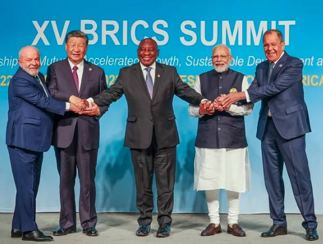 PM Modi and and china president xi jinping on LAC in BRICS summit detail marathi news BRICS Summit : 'भारत-चीनचे सबंध चांगले ठेवण्यासाठी एलएसीचा सन्मान करणं आवश्यक', पंतप्रधान मोदींचा राष्ट्राध्यक्ष जिनपिंग यांच्याशी संवाद