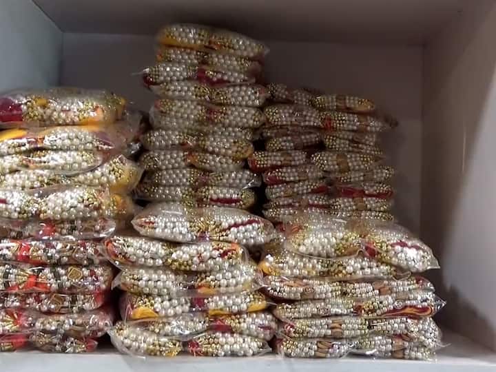 रक्षाबंधन सण म्हटला की वेगवेगळ्या रंगीबेरंगी त्याचबरोबर आकर्षक राख्यांची मोठ्या प्रमाणात मागणी असते.