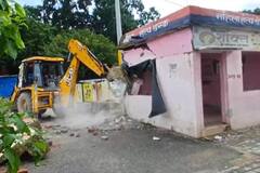 हरदोई में कोतवाली में बनी पुलिस की बिल्डिंग पर चला बुलडोजर, जानें- क्या है पूरा मामला?