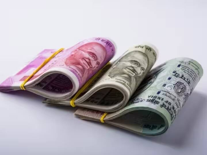 Suryoday Small Finance Bank সাধারণ জনগণের জন্য 4% থেকে 8.6% পর্যন্ত সুদ দিচ্ছে। এটি 2 থেকে 3 বছরের মেয়াদে সর্বোচ্চ সুদ দিচ্ছে। একই সঙ্গে প্রবীণ নাগরিকদের 0.5 শতাংশ বেশি সুদ দেওয়া হচ্ছে। গত 7 আগস্ট সুদের হারে পরিবর্তন করা হয়েছে।