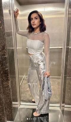 Shraddha Kapoor: ਸਿਲਵਰ ਪੈਂਟ ਵਿੱਚ ਚੰਨ ਵਾਂਗ ਚਮਕੀ ਸ਼ਰਧਾ ਕਪੂਰ, ਚਮਕਦਾਰ ਲੁੱਕ ਵਿੱਚ ਮਚਾਈ ਤਬਾਹੀ