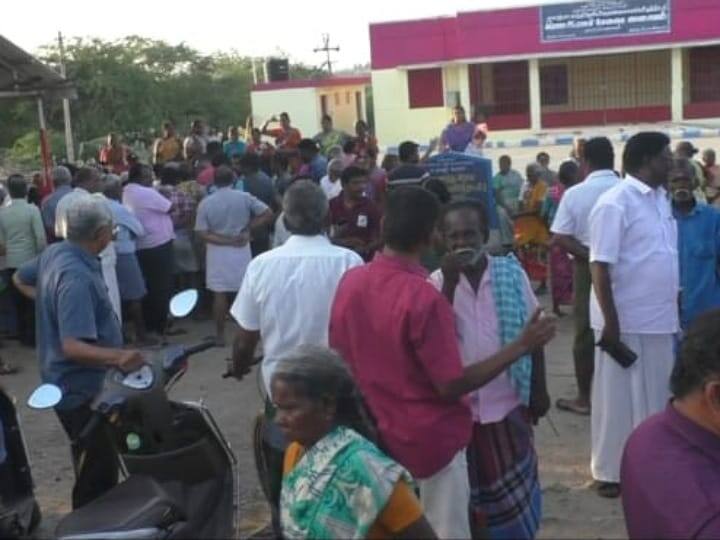 Cauvery river protest Public protest against Jaljeevan project in Karur TNN காவிரி ஆற்றில் இறங்கி போராட்டம் - கரூரில் ஜல்ஜீவன் திட்டத்திற்கு பொதுமக்கள் எதிர்ப்பு