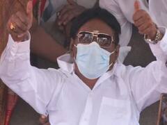 Vijayakanth : 71ஆவது பிறந்தநாளன்று ரசிகர்களுக்கு காட்சி அளித்த கேப்டன்..மகிழ்ச்சி கடலில் ரசிகர்கள்!