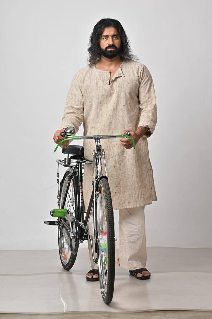 এর আগে অঙ্কুশ হাজরা ও প্রিয়ঙ্কা সরকার একসঙ্গে 'বিবাহ অভিযান' ও 'আবার বিবাহ অভিযান' ছবিতে কাজ করেছেন। কিন্তু একে অপরের বিপরীতে এই প্রথম কাজ করবেন তাঁরা।