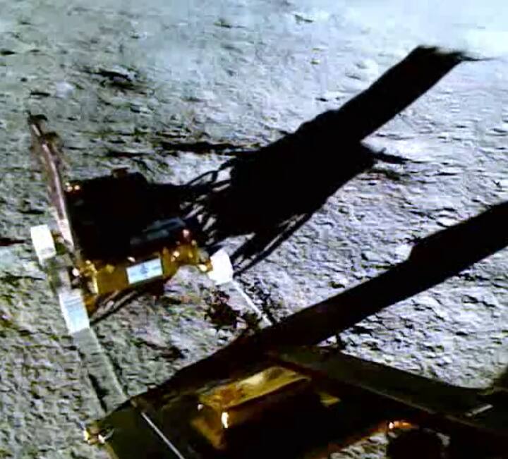 இதனிடையே விக்ரம் லேண்டர் தரையிறங்கிய 6 மணி நேரத்திற்குப் பிறகு, அதனுள் இருந்த பிரக்யான் ரோவர் வெளியேறியது.(Photo Credits : ISRO )