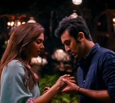 दीपिका पादुकोण की पर्सनल लाइफ किसी रोलरकॉस्टर से कम नहीं रही है. रणबीर कपूर संग दीपिका का रिलेशन काफी लंबा चला था. दोनों एक दूसरे से बेहद प्यार भी करते थे, पर फिर एक दिन अचानक दोनों अलग हो गए.