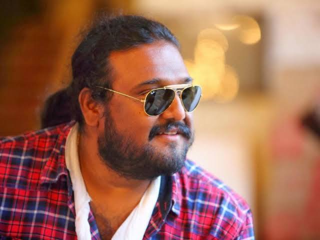 வெறும் சிவாவாக இருந்த இவர், சிறுத்தை படத்தின் வெற்றிக்கு பிறகு சிறுத்தை சிவாவாக மாறினார்.