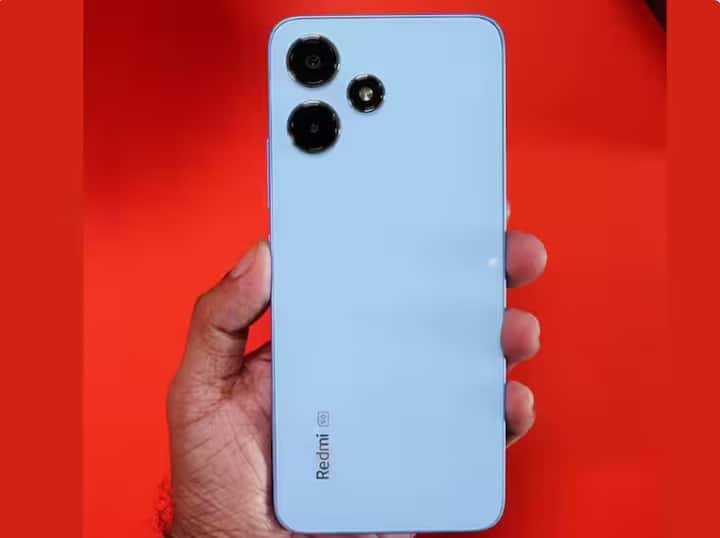 Redmi 12 5G: ਇਹ ਫੋਨ ਹੁਣੇ ਲਾਂਚ ਹੋਇਆ ਹੈ। ਇਸ ਦੇ ਲਾਂਚ ਹੁੰਦੇ ਹੀ ਕੰਪਨੀ ਨੂੰ ਇਸ ਫੋਨ ਦੇ 3 ਲੱਖ ਤੋਂ ਜ਼ਿਆਦਾ ਆਰਡਰ ਮਿਲ ਗਏ ਹਨ। ਇਸ ਫੋਨ ਦੀ ਕੀਮਤ 11,999 ਰੁਪਏ ਤੋਂ ਸ਼ੁਰੂ ਹੁੰਦੀ ਹੈ। ਇਸ 'ਚ ਤੁਹਾਨੂੰ Snapdragon 4 Gen 2 ਚਿਪਸੈੱਟ, 6.79 ਇੰਚ ਦੀ FHD ਪਲੱਸ ਡਿਸਪਲੇਅ ਅਤੇ 5000 mAh ਦੀ ਬੈਟਰੀ ਮਿਲਦੀ ਹੈ।