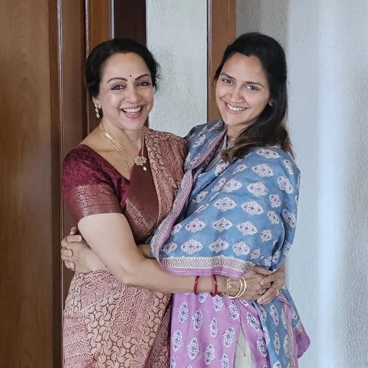 हेमा मालिनी ने गदर 2 की भी तारीफ की. एक्ट्रेस ने कहा, 'सनी शानदार हैं. अनिल शर्मा जी के बेटे ने भी अच्छी एक्टिंग की है.जो नई लड़की है वो भी बहुत अच्छी है. राष्ट्र के प्रति जो भाव हैं वो फिल्म में बहुत हैं'.