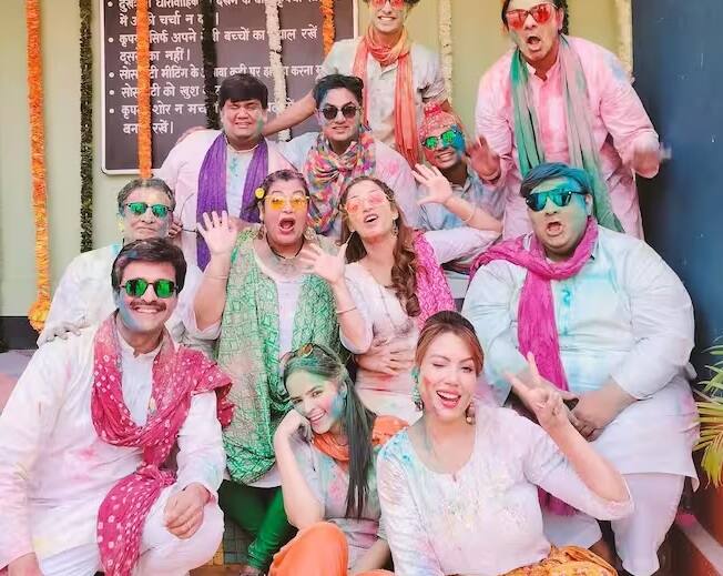 વાસ્તવમાં એકવાર શૂટિંગ દરમિયાન ચંપક ચાચા એટલે કે અમિત ભટ્ટે એક વખત મુનમુન દત્તા પર નકલી સાપ ફેંક્યો હતો. જેના કારણે અભિનેત્રી ખૂબ ગુસ્સે થઈ ગઈ હતી. એટલું જ નહીં મુનમુન એટલી નારાજ થઈ ગઈ હતી કે તે ચપ્પલ લઈને અમિત ભટ્ટની પાછળ દોડી ગઈ હતી.