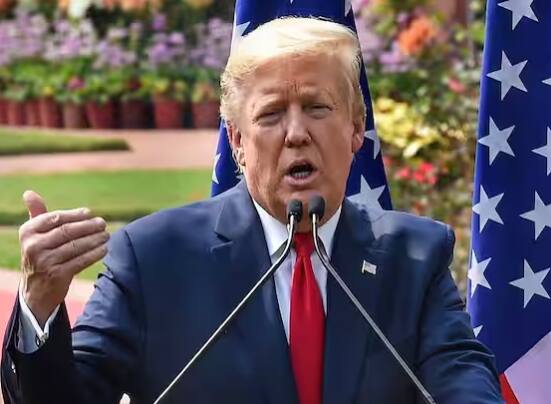 Donald Trump Net Worth: ਅਮਰੀਕਾ ਦੇ ਸਾਬਕਾ ਰਾਸ਼ਟਰਪਤੀ ਡੋਨਾਲਡ ਟਰੰਪ ਇਕ ਵਾਰ ਫਿਰ ਸੁਰਖੀਆਂ 'ਚ ਹਨ। ਟਰੰਪ ਨੂੰ ਵੀਰਵਾਰ ਨੂੰ ਗ੍ਰਿਫਤਾਰ ਕਰ ਲਿਆ ਗਿਆ ਹੈ। ਹਾਲਾਂਕਿ ਉਨ੍ਹਾਂ ਨੂੰ ਵੀ 20 ਮਿੰਟ ਬਾਅਦ ਛੱਡ ਦਿੱਤਾ ਗਿਆ। ਇਹ ਗ੍ਰਿਫਤਾਰੀ 2020 ਵਿੱਚ ਰਾਸ਼ਟਰਪਤੀ ਚੋਣਾਂ ਦੇ ਨਤੀਜਿਆਂ ਨੂੰ ਵਿਗਾੜਨ ਦੀ ਕੋਸ਼ਿਸ਼ ਕਰਨ ਦੇ ਦੋਸ਼ ਵਿੱਚ ਕੀਤੀ ਗਈ ਸੀ। ਖਾਸ ਗੱਲ ਇਹ ਹੈ ਕਿ ਅੱਜ ਟਰੰਪ ਨੇ ਢਾਈ ਸਾਲ ਬਾਅਦ ਟਵਿਟਰ ਯਾਨੀ ਐਕਸ 'ਤੇ ਵਾਪਸੀ ਕੀਤੀ ਹੈ।