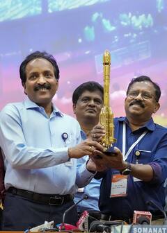 ISRO Chairman S Somnath: নামেও জুড়ে চন্দ্রদেব, তাঁর নেতৃত্বেই চন্দ্রবিজয় ; অনুপ্রেরণা এস সোমনাথ