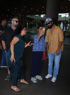 Vicky Spotted: મુંબઇ એરપોર્ટ પર ફૉર્મલ લૂકમાં ફરતો દેખાયો વિક્કી કૌશલ, ફેન્સ સાથે ક્લિક કરાવી સેલ્ફી....
