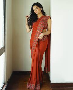 చీరలో తళుక్కున మెరిసిన రితికా- అమ్మడు అందనికి కుర్రాళ్లు ఫిదా