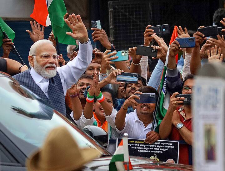 PM Modi in Bengaluru : पंतप्रधान नरेंद्र मोदी हे त्यांचा परदेश दौरा आटोपून इस्रोच्या शास्रज्ञांची भेट घेण्यासाठी बंगळूरुमध्ये दाखल झाले.