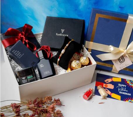 Raksha Bandhan Gifts For Sisters: ਰੱਖੜੀ ਦਾ ਤਿਉਹਾਰ 30-31 ਅਗਸਤ ਨੂੰ ਮਨਾਇਆ ਜਾਵੇਗਾ। ਇਹ ਤਿਉਹਾਰ ਭੈਣ-ਭਰਾ ਦੇ ਪਿਆਰ ਦਾ ਤਿਉਹਾਰ ਹੈ। ਇਸ ਦਿਨ ਭੈਣਾਂ ਆਪਣੇ ਭਰਾਵਾਂ ਨੂੰ ਤਿਲਕ ਲਗਾਉਂਦੀਆਂ ਹਨ ਅਤੇ ਉਹਨਾਂ ਦੇ ਗੁੱਟ 'ਤੇ ਰੱਖੜੀ ਬੰਨ੍ਹਦੀਆਂ ਹਨ। ਬਦਲੇ ਵਿਚ, ਭਰਾ ਕੁਝ ਤੋਹਫ਼ੇ ਜਾਂ ਪੈਸੇ ਦੇ ਨਾਲ-ਨਾਲ ਉਨ੍ਹਾਂ ਦੀ ਰੱਖਿਆ ਕਰਨ ਦਾ ਵਾਅਦਾ ਵੀ ਕਰਦੇ ਹਨ। ਪਰ ਜੇ ਤੁਸੀਂ ਇਸ ਗੱਲ ਨੂੰ ਲੈ ਕੇ ਉਲਝਣ ਵਿਚ ਹੋ ਕਿ ਇਸ ਰਕਸ਼ਾ ਬੰਧਨ 'ਤੇ ਆਪਣੀ ਭੈਣ ਨੂੰ ਕੀ ਤੋਹਫ਼ਾ ਦੇਣਾ ਹੈ, ਤਾਂ ਤੁਸੀਂ ਇੱਥੇ ਕੁਝ ਤੋਹਫ਼ੇ ਦੇ ਵਿਚਾਰ ਦੇਖ ਸਕਦੇ ਹੋ। ਤੁਹਾਡੀ ਭੈਣ ਨੂੰ ਸ਼ਾਇਦ ਇਹ ਬਹੁਤ ਪਸੰਦ ਆਵੇ।