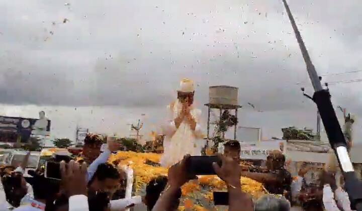 बारामतीत जल्लोषाचं वातावरण निर्माण झालं आहे.