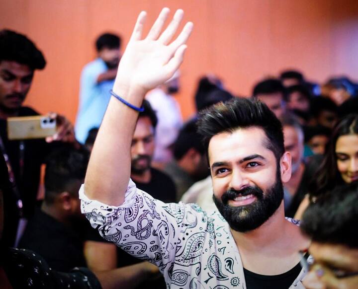 అభిమానులకు అభివాదం చేస్తున్న రామ్ పోతినేని