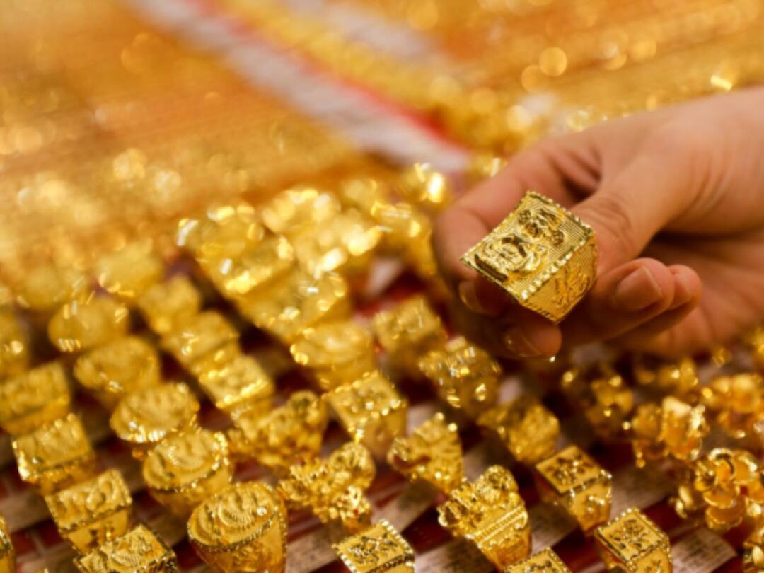 Gold Silver Rates today gold prices are up and silver rates are slightly up Gold Silver Rates: सोने के दाम चढ़े, चांदी में मामूली तेजी, राखी से पहले सर्राफा बाजार में रौनक
