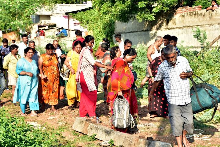 জেলাশাসকের বক্তব্য অনুসারে, ওই তীর্থযাত্রীরা ভেবেছিলেন দাঁড়িয়ে থাকা ট্রেনে যদি বাইরে থেকে কেউ উঠে পড়ে ! এই ভেবে কামরার ভিতর থেকে তালা দিয়ে দেয় কেউ। তারপরে স্টোভে বসানো হয় চা।