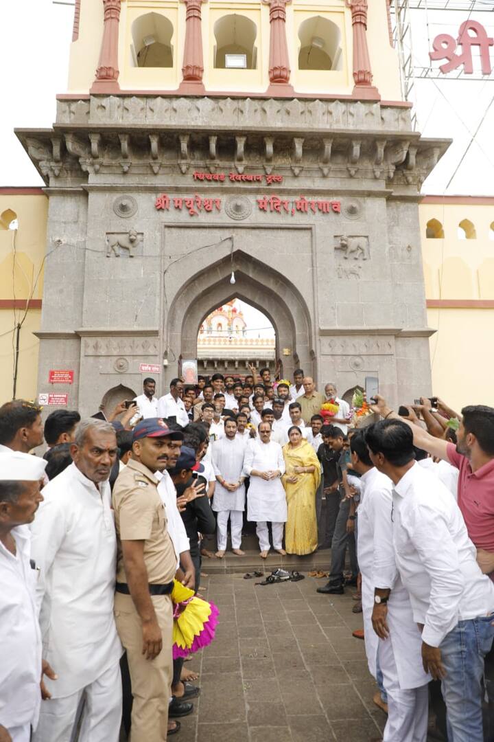 राज्यासमोरील सर्व संकटं दूर व्हावीत, सर्वदूर पाऊस पडावा, राज्यातील शेतकरी, कष्टकरी, सर्वसामान्य जनता सुखी व्हावी, असं साकडं श्री मयुरेश्वराच्या चरणी घातलं.