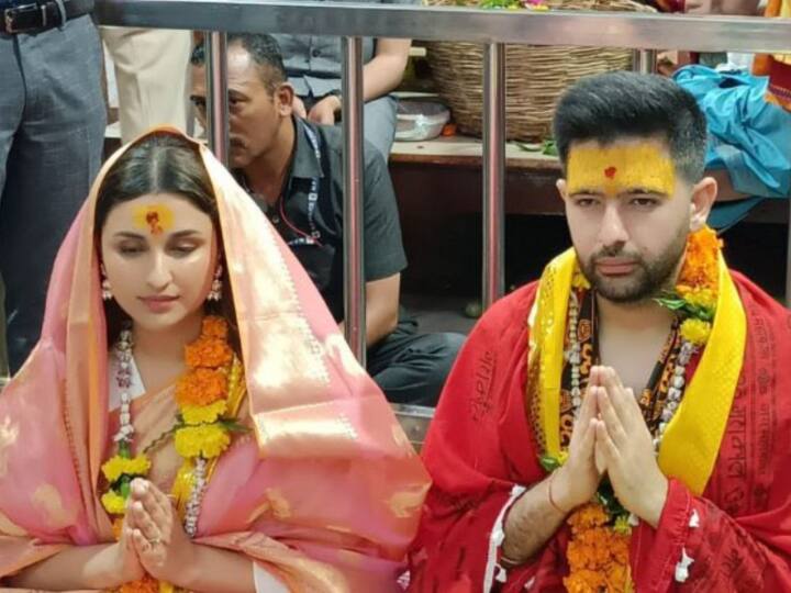 Raghav Chadha Parineeti Chopra Offer Prayers at Mahakal Temple Ujjain Wtch Video Watch: शादी से पहले बाबा महाकाल की शरण में पहुंचे परिणीति चोपड़ा और राघव चड्ढा, वीडियो आया सामने