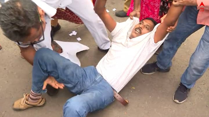 বিক্ষোভকারীদের টেনে-হিঁচড়ে প্রিজন ভ্যানে তুলে দেয় পুলিশ (Police)।
