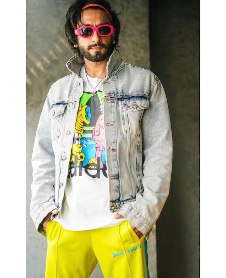 Denim jacket and funky vibes: Whoa, what a fun-loving guy Ranveer is looking in this light-shaded denim jacket. Ranveer is looking absolutely a young funky guy with all the coolest vibes check passed.
