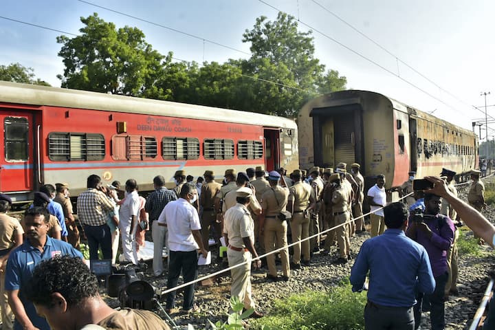 মাদুরাই স্টেশনের রেল ইয়ার্ডে দাঁড়িয়ে থাকাকালীন এদিন ভোর সোয়া ৫টা নাগাদ ওই কামরায় আগুন লেগে যায়। যাত্রীদের অনেকে তখন কামরা থেকে বেরতে চাইছেন কিন্তু পারছেন না। কারণ রেলের কামরা ভিতর থেকে তালা দিয়ে আঁটা।