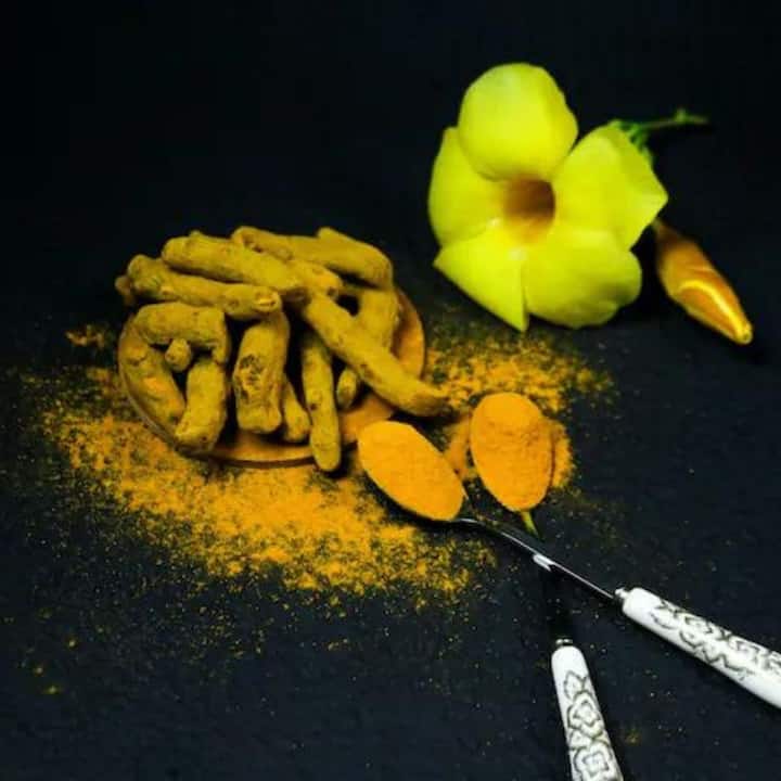 পেট ফুলে যাওয়া ছাড়াও ক্র্যাম্পিংও হয়। তাই খুব বেশি হলুদ ব্যবহার করলে সাবধান।