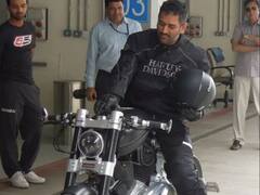 Photos: महंगी गाड़ियों के साथ धोनी के पास है आलीशान बंगला, देखें कितनी है कुल संपत्ति