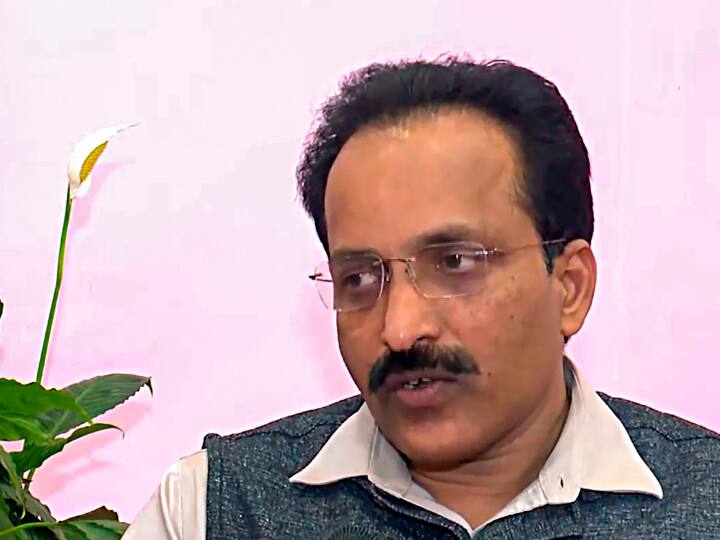 इसरो के अध्यक्ष एस सोमनाथ ने गुरुवार (24 अगस्त 2023) को कहा कि चंद्रयान-3 अंतरिक्ष यान का लैंडर विक्रम चंद्रमा की सतह पर चिह्नित क्षेत्र पर उतरा. सोमनाथ ने कहा, 'लैंडर चिह्नित स्थान पर सही से उतरा. लैंडिंग स्थल को 4.5 किमी गुणा 2.5 किमी के रूप में चिह्नित किया गया था. मुझे लगता है कि उस स्थान पर, और उसके सटीक केंद्र की पहचान उतरने के स्थल के रूप में की गई थी. यह उस बिंदु से 300 मीटर के दायरे में उतरा. इसका मतलब है कि यह लैंडिंग के लिए चिह्नित क्षेत्र के अंदर है.’