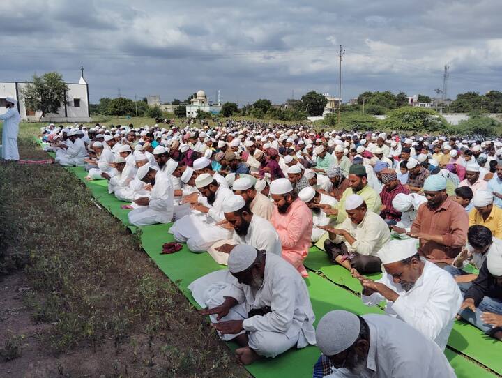 यावेळी आडूळ गावातील आणि परिसरात राहणाऱ्या अंदाजे 4 हजार मुस्लीम बांधवांनी एकत्र येऊन विशेष नमाज अदा केली.