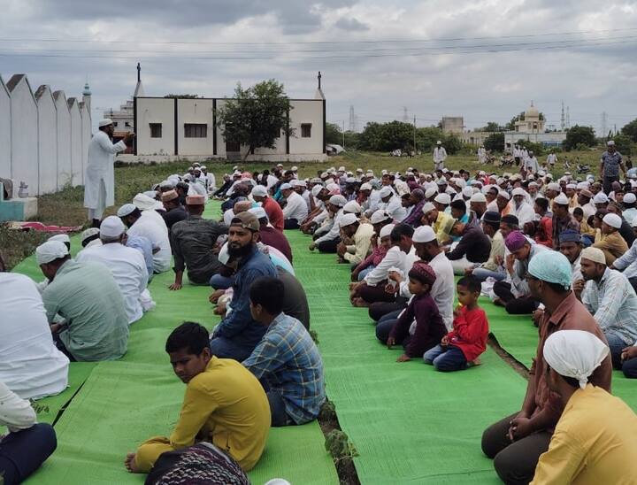 आडूळ येथील मुस्लिम बांधवांनी अल्लाहकडे पाऊस पडण्यासाठी विशेष नमाज अदा करत साकडे घातले.