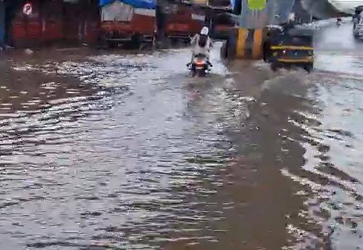 सध्या कुर्ला परिसरात पावसाचे जोर कमी झाला आहे. त्यामुळं सीएसटी रोडवर भरलेलं पाणी कमी होत आहे.