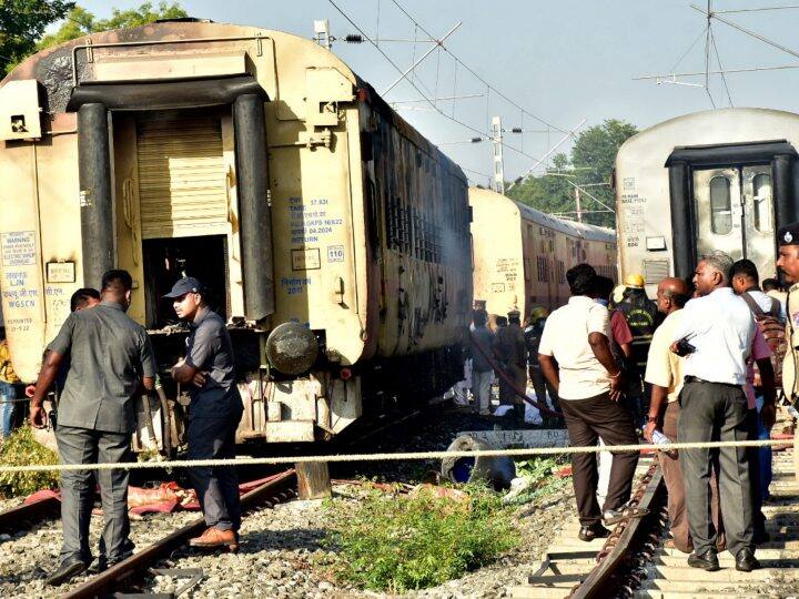 जिस डिब्बे में आग लगी वह एक ‘प्राइवेट पार्टी कोच’ (किसी व्यक्ति द्वारा बुक किया गया पूरा डिब्बा) था और उसमें सवार यात्री उत्तर प्रदेश के लखनऊ से मदुरै पहुंचे थे.