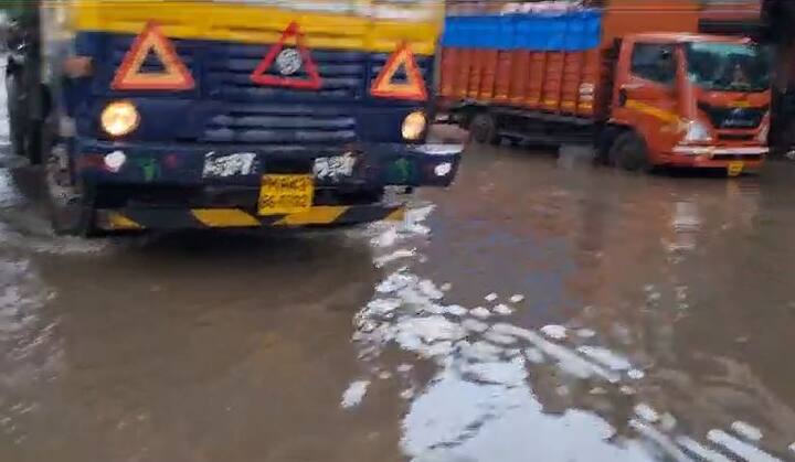 कुर्ला परिसरामध्ये अर्धा तास मुसळधार पाऊस झाला. यामुळं कुर्ला सीएसटी रोडवर मोठ्या प्रमाणात पाणी भरले आहे.