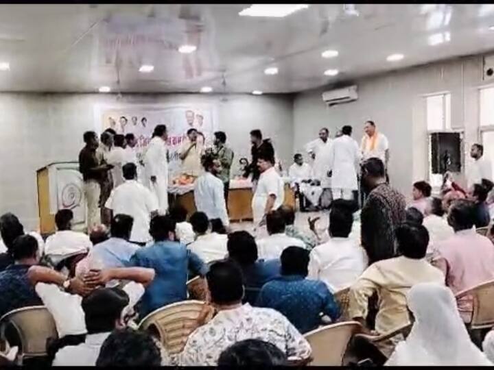 Rajasthan: उदयुपर में कांग्रेस की बैठक में हंगामा, टिकट के लिए 'बाहरी' नेताओं के आवेदन के चलते हुआ झगड़ा Udaipur Congress workers clashed with each other opposing External candidate in assembly elections 2023 ann Rajasthan: उदयुपर में कांग्रेस की बैठक में हंगामा, टिकट के लिए 'बाहरी' नेताओं के आवेदन के चलते हुआ झगड़ा