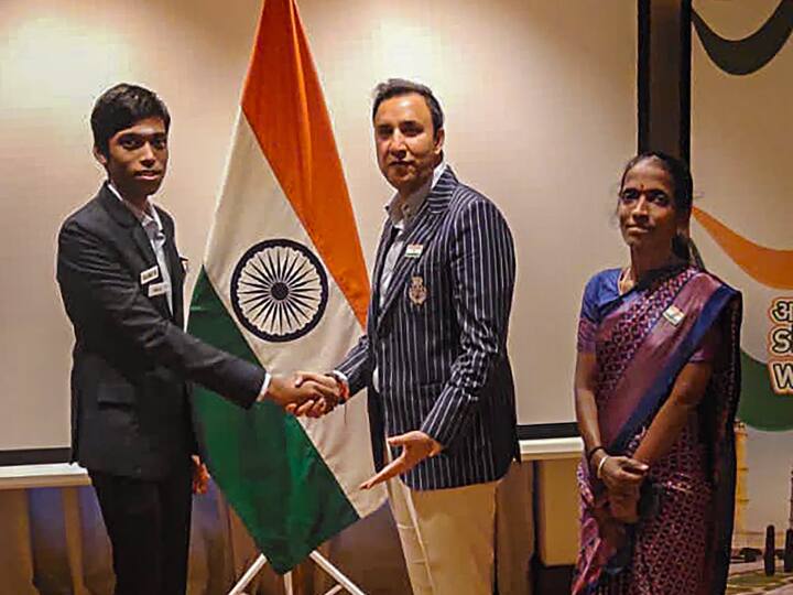 प्रज्ञानानंदा को बाकू में हुए फिडे विश्व कप फाइनल में दुनिया के नंबर एक खिलाड़ी मैग्नस कार्लसन ने टाइब्रेक में हराया. मीडिया से बातचीत में बाकू ने कहा, फाइनल में पहुंचकर बहुत अच्छा लगा. मैं आज जीत नहीं सका लेकिन शतरंज में यह चलता है. उन्होंने कहा,‘ यह खेल के लिये अच्छा है. मुझे खुशी है कि इतने लोग इसे देख रहे हैं. इतने बच्चे देखने आ रहे हैं. इससे और लोग शतरंज खेलने को प्रेरित होंगे.