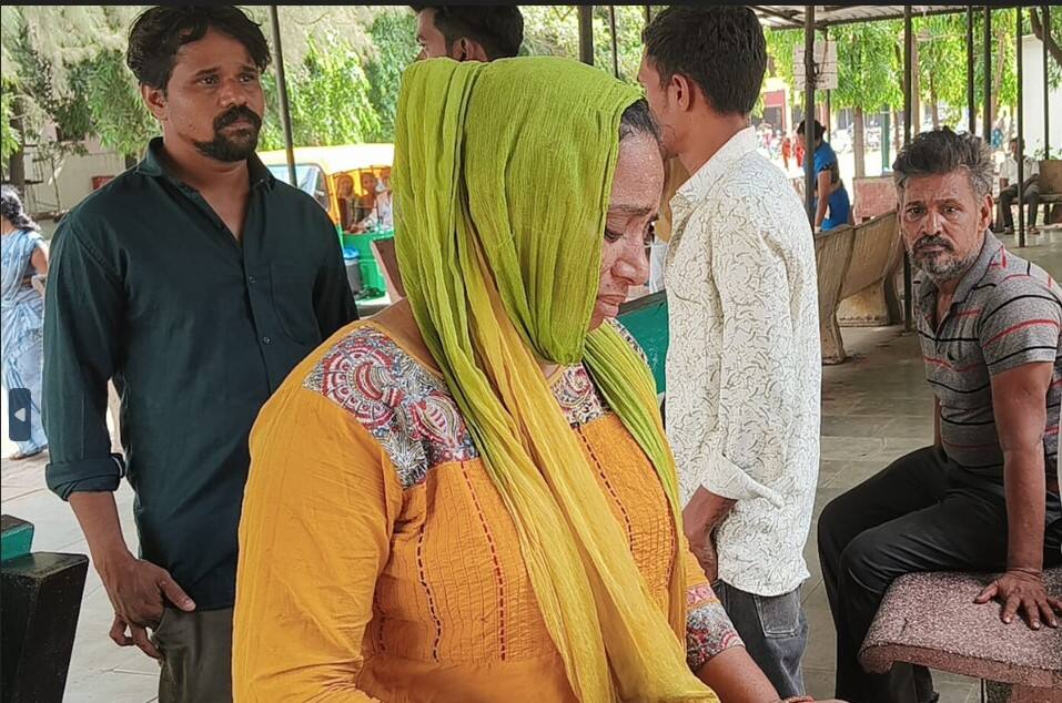 Youth dies after falling down stairs in Surat Surat: સુરતમાં સીડી નીચે પટકાતા યુવકનું મોત, પત્નીનું હૈયાફાટ રુદન