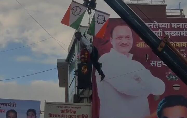 यावेळी कार्यकर्त्याने अजित पवारांना नमस्कारदेखील केला.