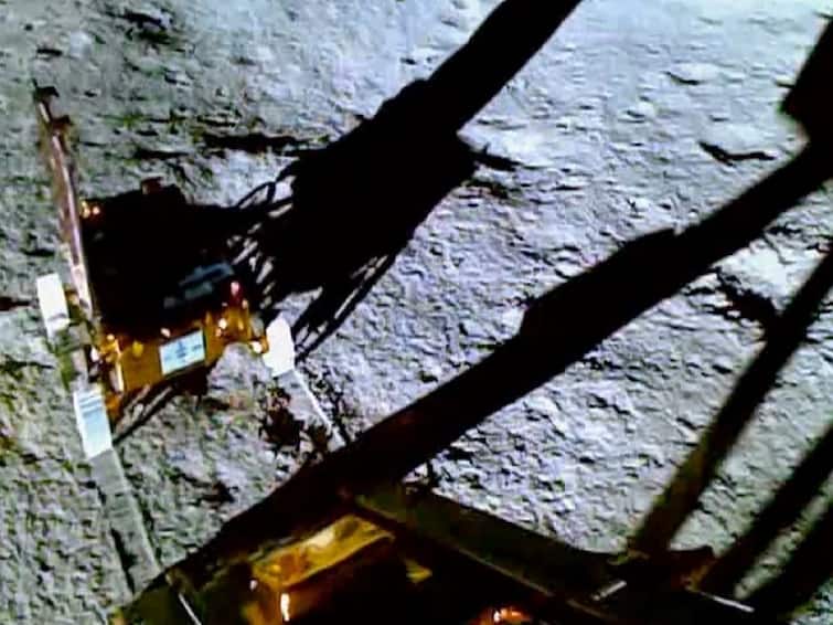 Chandrayaan 3 Pragyan rover roams around Shiv Shakti Point in pursuit of lunar secrets at the South Pole Shiv Shakti : நிலவின் ரகசியங்கள் என்னென்ன? சிவசக்தியை சுற்றி வலம் வரும் பிரக்யான் ரோவர்.. இஸ்ரோ வெளியிட்ட அசத்தல் அப்டேட்