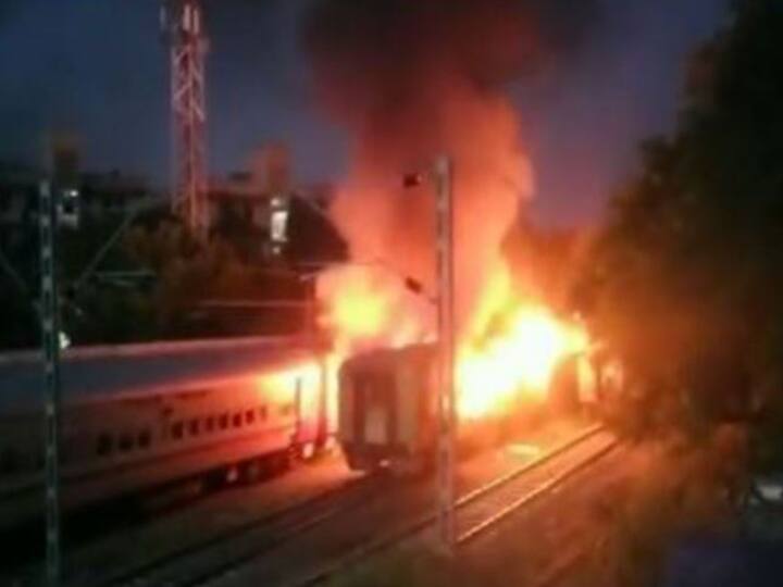 Fire broke out Inside a Train comaprtment near nadurai railway station tamil nadu many killed Tamil Nadu Train Fire: मदुरै रेलवे स्टेशन के पास ट्रेन के कोच में लगी आग, 10 यात्रियों की मौत, 20 घायल