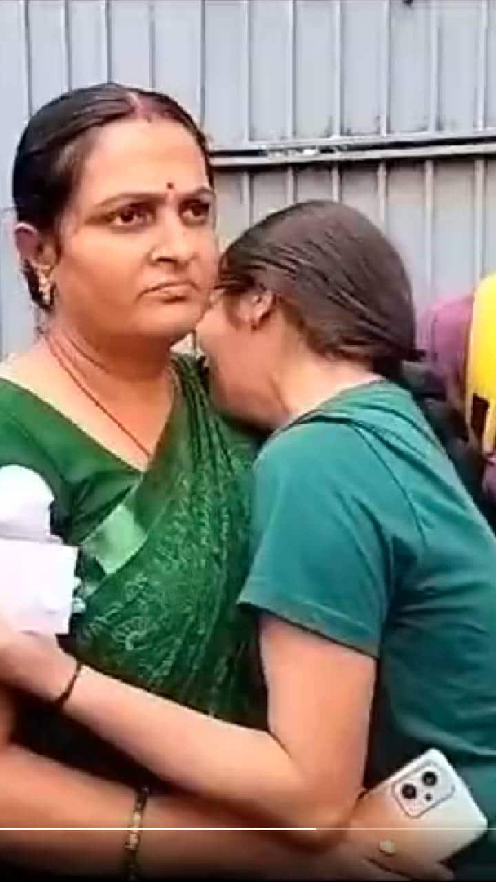 Exam सेंटर पर Entry नहीं मिलने पर मां से लिपटकर फूट फूटकर रोने लगी ये