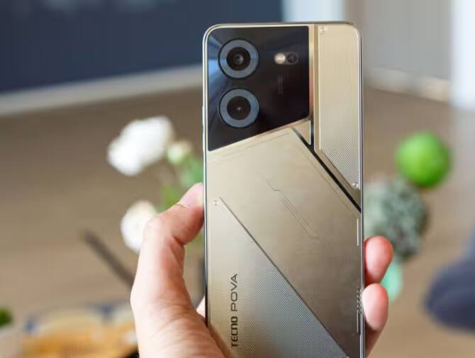 ਇਸ ਦੇ ਨਾਲ ਹੀ, Tecno Pova 5 Pro ਇੱਕ 5G ਫੋਨ ਹੈ ਜਿਸ ਵਿੱਚ ਇੱਕ 16MP ਕੈਮਰਾ ਫਰੰਟ ਵਿੱਚ ਉਪਲਬਧ ਹੈ। ਰਿਅਰ ਸਾਈਡ ਦਾ ਕੈਮਰਾ ਅਤੇ ਡਿਸਪਲੇ ਸਾਈਜ਼ ਪੋਵਾ 5 ਦੇ ਸਮਾਨ ਹੈ। ਇਹ ਫੋਨ 8GB ਰੈਮ ਅਤੇ 128GB ਆਨਬੋਰਡ ਸਟੋਰੇਜ ਦੇ ਨਾਲ Dimensity 6080 ਚਿਪਸੈੱਟ ਨਾਲ ਆਉਂਦਾ ਹੈ। Pova 5 Pro ਨੂੰ 68W ਫਾਸਟ ਚਾਰਜਿੰਗ ਸਪੋਰਟ ਦੇ ਨਾਲ 5,000mAh ਦੀ ਬੈਟਰੀ ਮਿਲਦੀ ਹੈ।