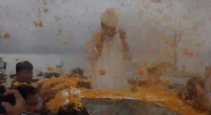 अजित पवारांवर जेसीबीमधून पुष्प वर्षाव करण्यात येत आहे.