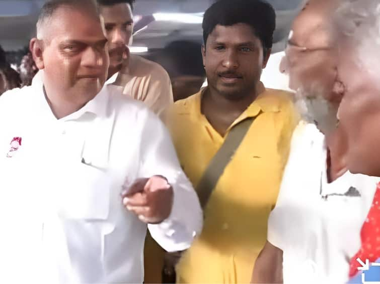 Bussy Anand who helped the old couple by giving Rs.2000 Bussy Anand: விஜய்யிடம் உதவிக்கேட்டு வந்த வயது முதிர்ந்த தம்பதி... புஸ்ஸி ஆனந்த் செய்த அடடே செயல்...!