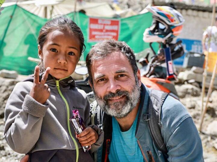 कांग्रेस के वरिष्ठ नेता राहुल गांधी केंद्र शासित प्रदेश लद्दाख के दौरे पर हैं. 53 वर्षीय गांधी मोटरसाइकिल पर सवार होकर लद्दाख पहुंचे। भीड़ ने उनका गर्मजोशी के साथ स्वागत किया और कांग्रेस पार्टी के कार्यकर्ताओं ने उनके समर्थन में नारे लगाए.